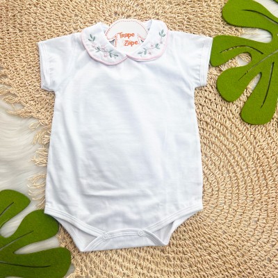 Body Branco com Gola Bordada Flores Rosa e Planta Verde - Manga Curta